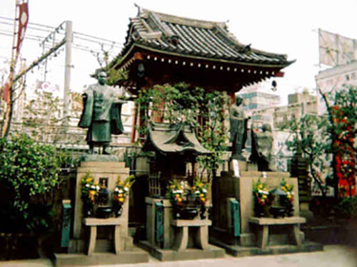 徳大寺境内の日蓮上人像